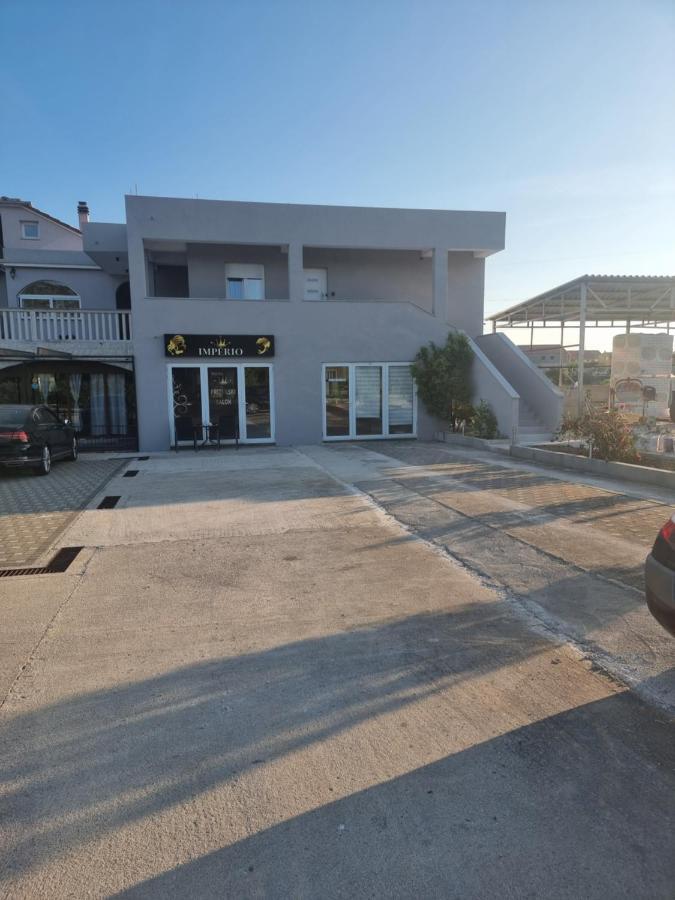 שיבניק Luxury Apartman Imperio מראה חיצוני תמונה